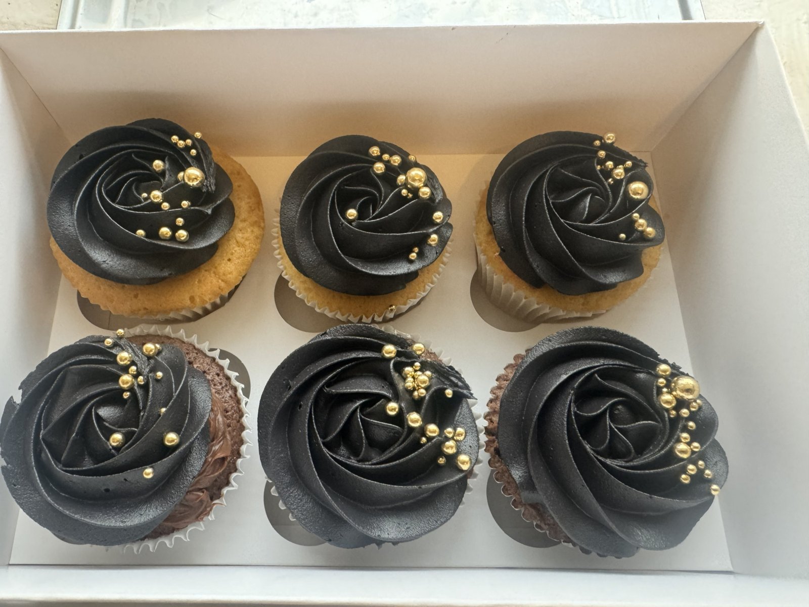 Black & Gold Cupcakes V1