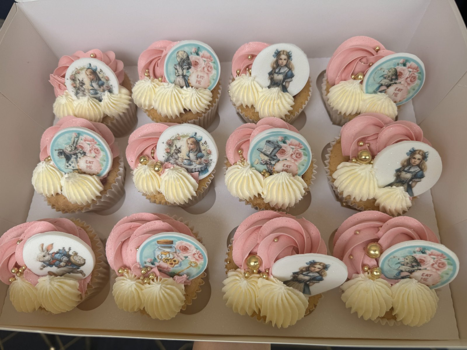 Alice in Wonderland Cupcakes V1