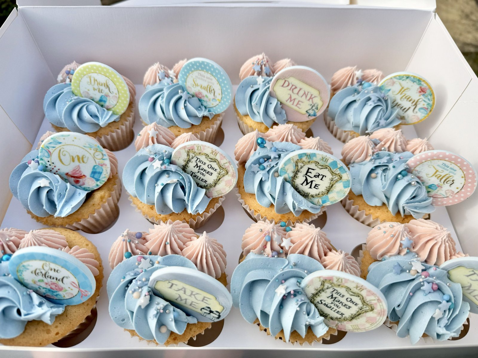 Alice in Wonderland Cupcakes V2